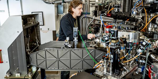 Kristjan Kunnus and the SVLS spectrometer in the chemRIXS hutch.